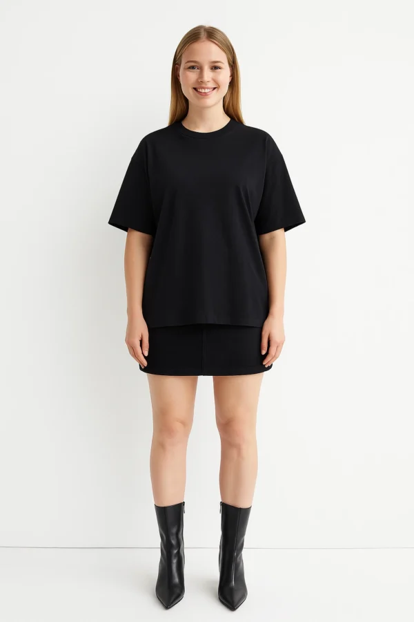 Resillie8 Black Women Oversized T-shirt featuring a relaxed fit, dropped shoulders, ribbed neckline, and straight-cut hem, made from a soft cotton-polyester blend for all-day comfort and effortless style.