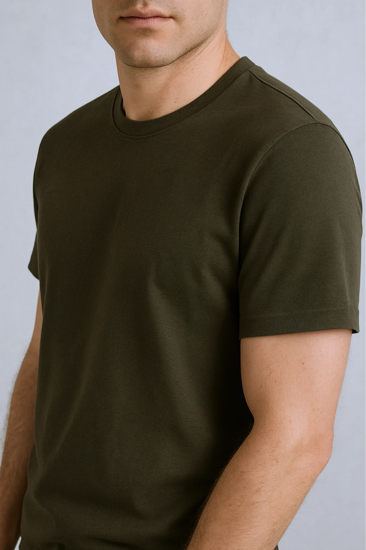 Men's regular fit T-shirt in olive green, made from a soft cotton-polyester blend, featuring short sleeves and a classic crew neckline